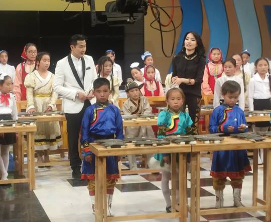 Байгалийн чулуугаар дэлхийн сонгодог хөгжмийг эгшиглүүлнэ